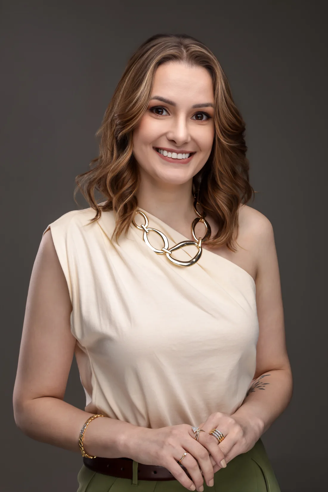Retrato da Dra. Josi sorrindo, de blusa clara